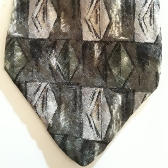 CROFT & BARROW - 100% SILK NECKTIE -DARK GREEN WITH GRAY & WHITE ACCENTS - Picture 1 of 3